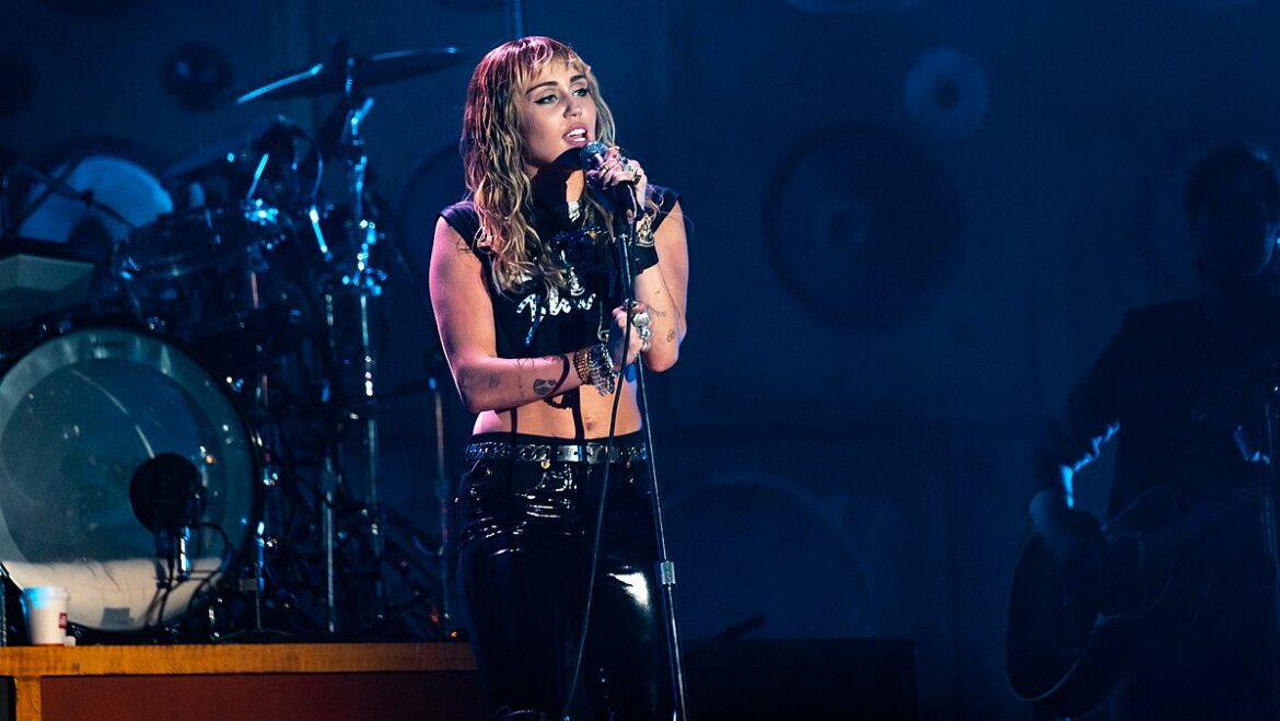 Miley_Cyrus_Primavera19_-226_48986293772.jpg