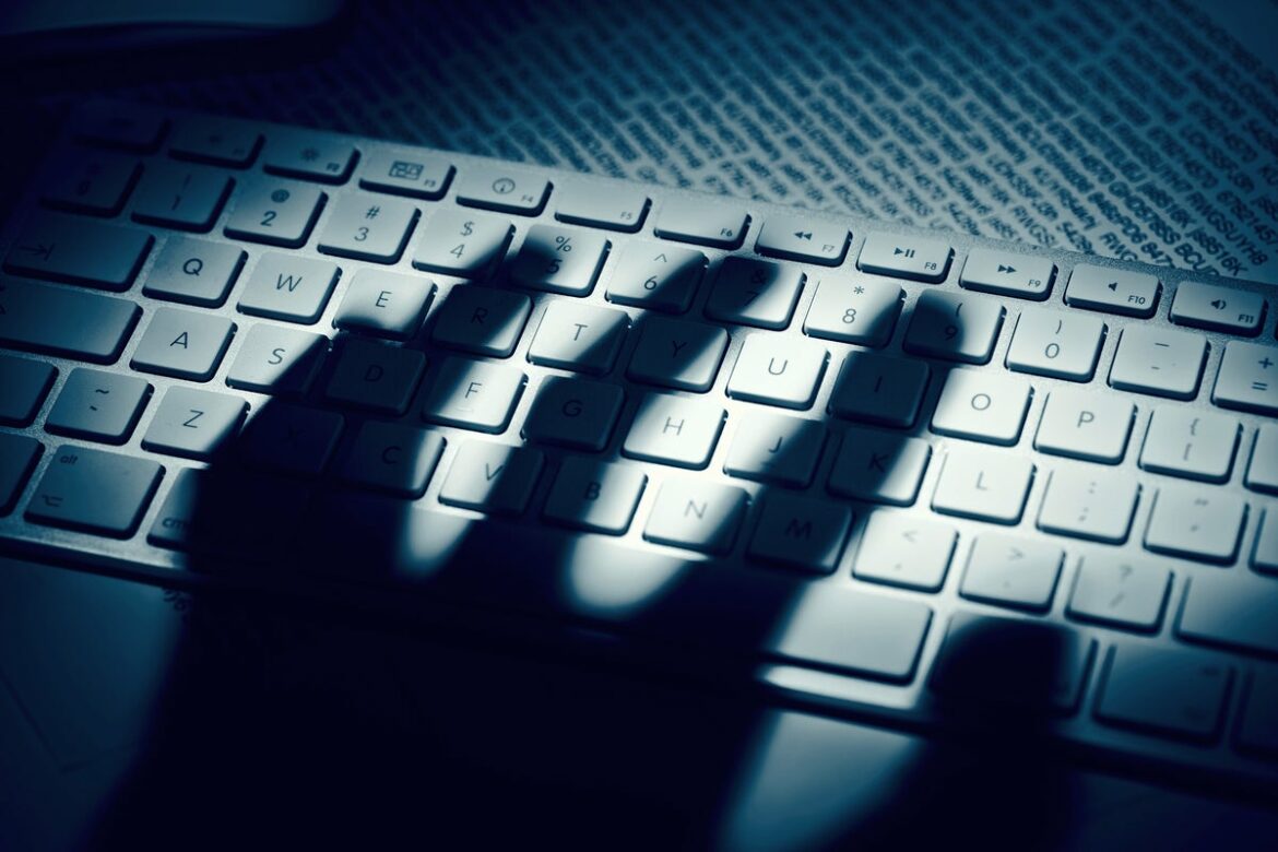 shadow_of_hand_hovering_over_keyboard_cybercrime_cybersecurity_data_theft_hacking_by_dimitris66_gettyimages-509258975_2400x1600_cso_nw-100852242-large.jpg